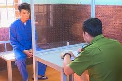Giả danh Công an lừa đảo mẹ của bạn tù
