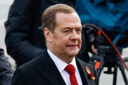 Ông Medvedev nói Mỹ nên 'cầu xin' đàm phán giải trừ hạt nhân với Nga