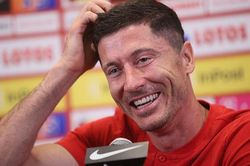 Bayern ngăn Lewandowski ra đi