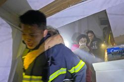 Căn nhà ở phố cổ bốc cháy, 6 người mắc kẹt
