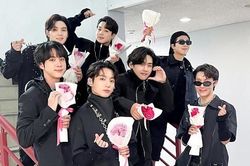 ARMY phát hiện lý do rơi nước mắt BTS tặng hoa hồng ở chương trình âm nhạc