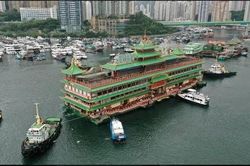 Nhà hàng nổi biểu tượng của Hong Kong chìm trên Biển Đông