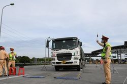 Chở quá tải trên cao tốc Pháp Vân – Cầu Giẽ, lái xe bị tước phù hiệu