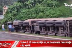 Tránh xe khách vượt ẩu, container lao xuống rãnh nước rồi lật nghiêng