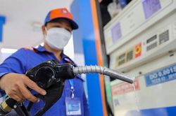 Giá xăng tăng sát ngưỡng 33.000 đồng, tiếp tục lập đỉnh mới