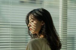 Vừa nhận khối tài sản khổng lồ từ mẹ chồng, ngày hôm sau, tôi điên đảo khi trước cổng nhà xuất hiện vòng hoa tang