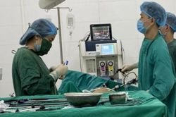 Đi ngoài ra máu tưởng bị trĩ, đi khám hóa ra ung thư nặng