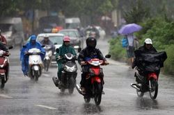 Sau nắng nóng đỉnh điểm, Hà Nội mưa dông vào chiều tối