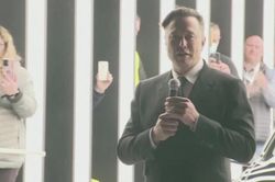 Con tỷ phú Musk xin đổi tên cắt đứt quan hệ với cha