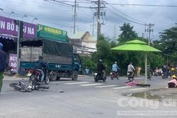 Thương tâm bé trai chạy xe đạp điện đi đón mẹ, bị xe tải cán tử vong