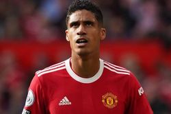 Ferdinand bảo vệ Varane sau mùa giải thảm họa với MU