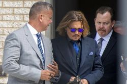 Johnny Depp cảnh báo người hâm mộ
