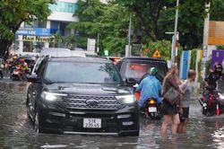 Ô tô biến thành 'tàu ngầm', xe máy bì bõm lội nước sau cơn mưa ở TP. HCM
