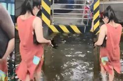 Xách vali, tháo giày lội nước vào ga ở sân bay Tân Sơn Nhất sau mưa lớn