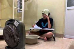 Sinh viên tìm nhiều cách 'vượt nóng' khi phòng trọ như… xông hơi