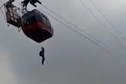 Hàng chục du khách lơ lửng giữa không trung do cáp treo gặp sự cố ở Ấn Độ