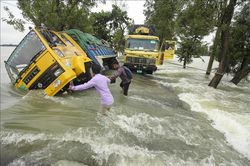 Bangladesh, Ấn Độ khẩn trương cứu trợ hàng triệu người mắc kẹt trong lũ lụt