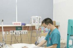 Ăn bánh trôi ngô 6 người ngộ độc, 1 trẻ nhỏ tử vong