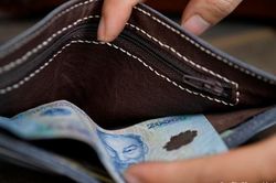 Kiểm tra ví của chồng, tôi phát hiện lý do anh làm tăng ca mà lương ít đi