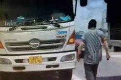 Xe tải chạy vào làn khẩn cấp, tài xế còn cầm dao đe dọa xe cứu thương