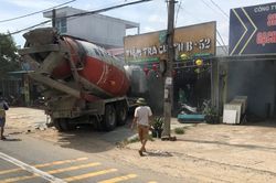 Hà Tĩnh: Xe bồn mất lái lao thẳng vào tiệm trà chanh