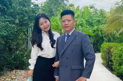 Bố đón chuyến xe cuối về nhà để kịp đưa con gái đi thi