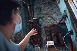 TP.HCM hỏa tốc di dời người dân khỏi chung cư xuống cấp trầm trọng