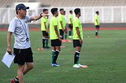 Sắp gặp U19 Việt Nam, HLV Shin Tea Yong la hét khản cổ vì cầu thủ Indonesia quá kém