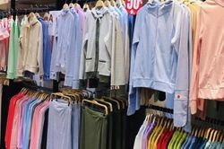 Thời tiết oi nóng, thị trường đồ chống nắng đắt khách ngày hè