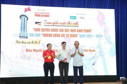 Báo Người Lao Động trao giải cuộc thi viết 'Chủ quyền quốc gia bất khả xâm phạm'