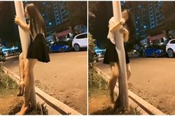 Gái xinh mặc váy ngắn, 'quện' vào cột điện ôm hôn thắm thiết trong đêm