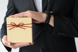 Sinh nhật, chồng tặng món quà nhỏ xinh khiến vợ khóc không thành tiếng