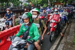 Cầu Long Biên ùn tắc sau khi lắp rào chắn xe ba bánh