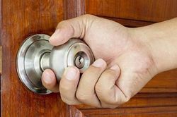 Phát hiện nhà bị trộm khoắng sạch chồng tìm vợ khắp nơi không được, lân la sang hàng xóm hỏi thăm thì nghẹn họng vì nhìn thấy điều này