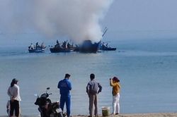Thừa Thiên - Huế: Tàu cá của ngư dân bất ngờ bốc cháy dữ dội trên biển