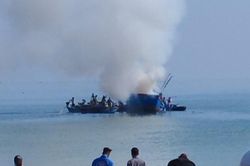 Tàu cá ngư dân TT-Huế bất ngờ bốc cháy dữ dội trên biển