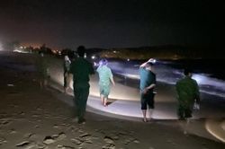 Hà Tĩnh: Một học sinh bị sóng cuốn mất tích khi đi tắm biển