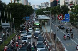 Thí điểm bổ sung phương tiện đi chung làn BRT 01 Hà Nội để giảm ùn tắc