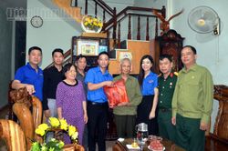 130 suất quà tặng thương, bệnh binh, gia đình chính sách và học sinh vượt khó