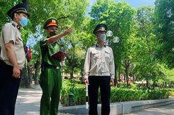 Không để hàng rong bủa vây không gian đi bộ hồ Gươm