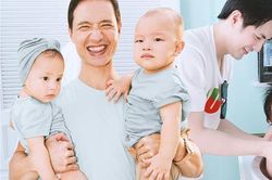 Những ông bố bỉm sữa Vbiz bên ngoài có sự nghiệp, về nhà chăm con giỏi không kém vợ