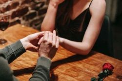 Không cưỡng lại được hấp dẫn từ cô thư ký trẻ, chồng đòi ly hôn rồi đuổi vợ ra khỏi nhà, vợ bình thản làm một điều mà chồng có chết cũng không ngờ tới