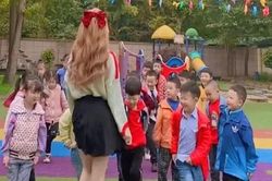 Bị phụ huynh phản ứng vì thường xuyên mặc váy ngắn khi đi dạy, cô giáo mầm non đáp trả cực 'gắt'