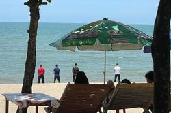 4 người đàn ông có hành động xấu xí trước bãi biển khiến dân mạng đồng loạt chỉ trích: Vô ý thức