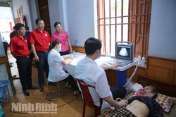 Khám bệnh, tư vấn miễn phí và tặng quà cho người có hoàn cảnh khó khăn