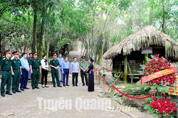 Đoàn công tác Ban Cơ yếu Chính phủ thăm Khu di tích Quốc gia đặc biệt Tân Trào