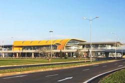 Máy bay từ Đà Lạt tới Hà Nội gặp sự cố lốp vẫn hạ cánh an toàn