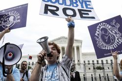 Cuộc sống hàng triệu phụ nữ Mỹ thay đổi khi án lệ Roe v Wade bị lật ngược