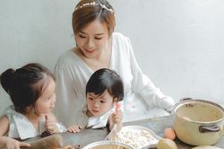 Vợ cũ Hoài Lâm kể về áp lực khi lần đầu làm mẹ ở tuổi 20