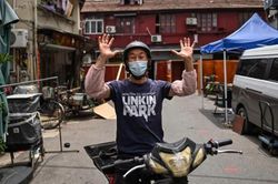 Bắc Kinh mở lại trường học, Thượng Hải tuyên bố chiến thắng COVID